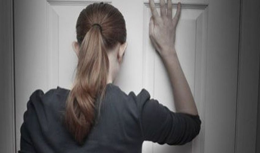 Bewoonster wacht buiten bij een dichte voordeur in Cuijk Bewoonster wacht buiten bij een dichte voordeur in Cuijk